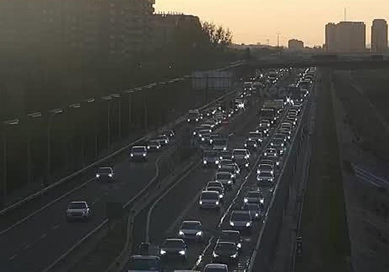 Un nuevo accidente en Ausiàs March complica la salida de Valencia por la Pista de Silla